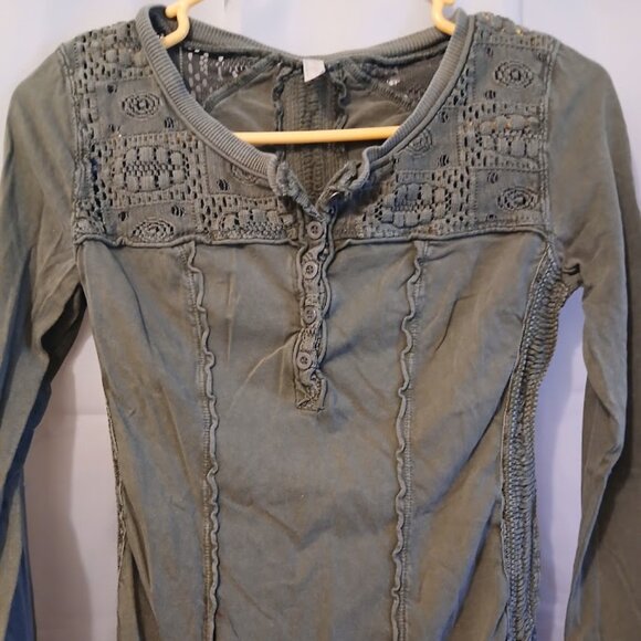 FREE PEOPLE Shell Lace Henley T-shirt Top XS Green Scoop neck Gold Coast LS - Picture 3 of 12